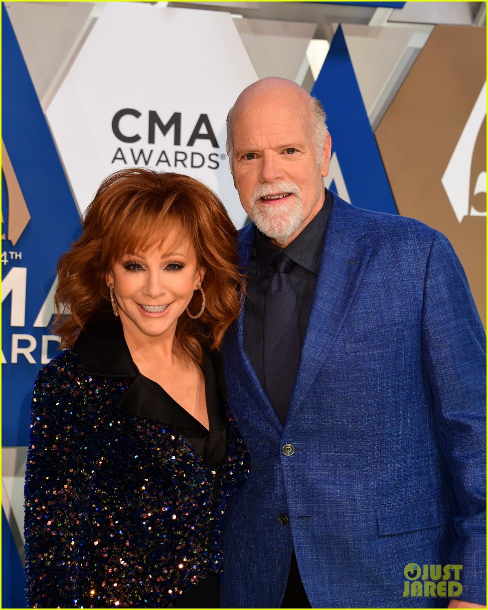 Reba McEntire is Supported by Boyfriend Rex Linn at CMA
