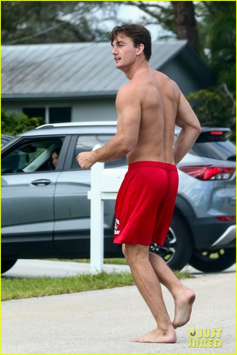 The Bachelorette�s Tyler Cameron Looks Ripped While