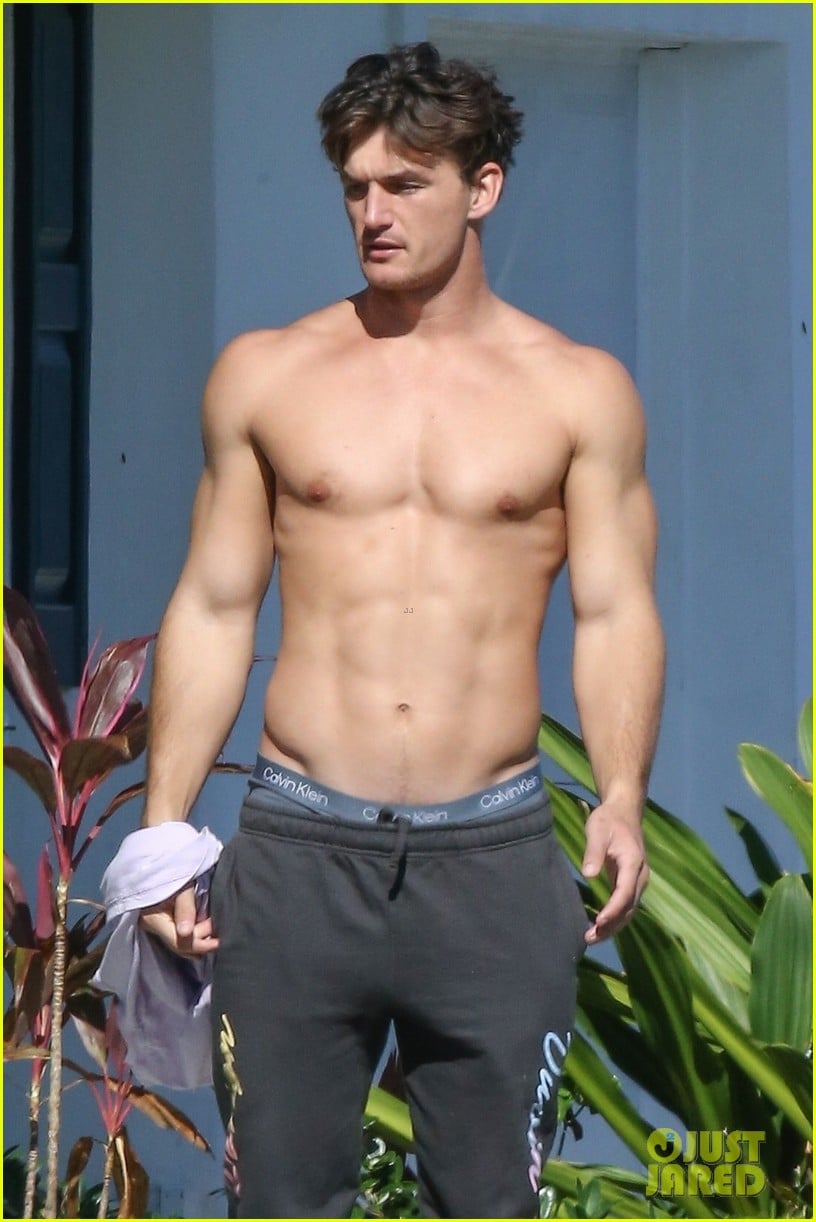 Tyler Cameron Flaunts His Buff Body Shirtless in Miami: Photo 4506743 Shirtless, Tyler Cameron