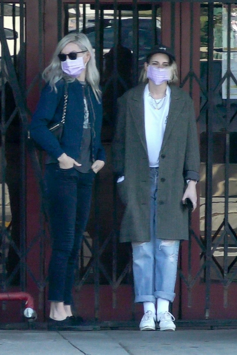 Kristen Stewart & Dylan Meyer Wear Matching Pink Face Kristen Stewart & Dylan Meyer Wear Matching Pink Face
