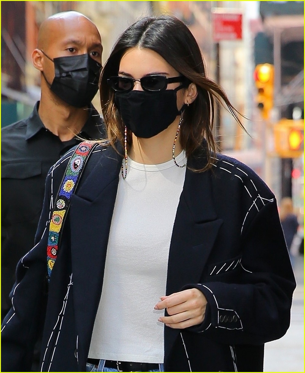 Kendall Jenner Rocks an Oversized Coat As She Grabs Lunch in NYC: Photo
