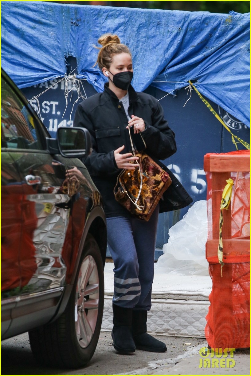 Jennifer Lawrence Goes Makeup-Free While Running Errands in NYC: Photo