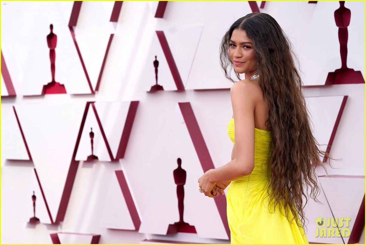 Zendaya Wore a Mask While Seated Inside at Oscars 2021 & Fans Praised