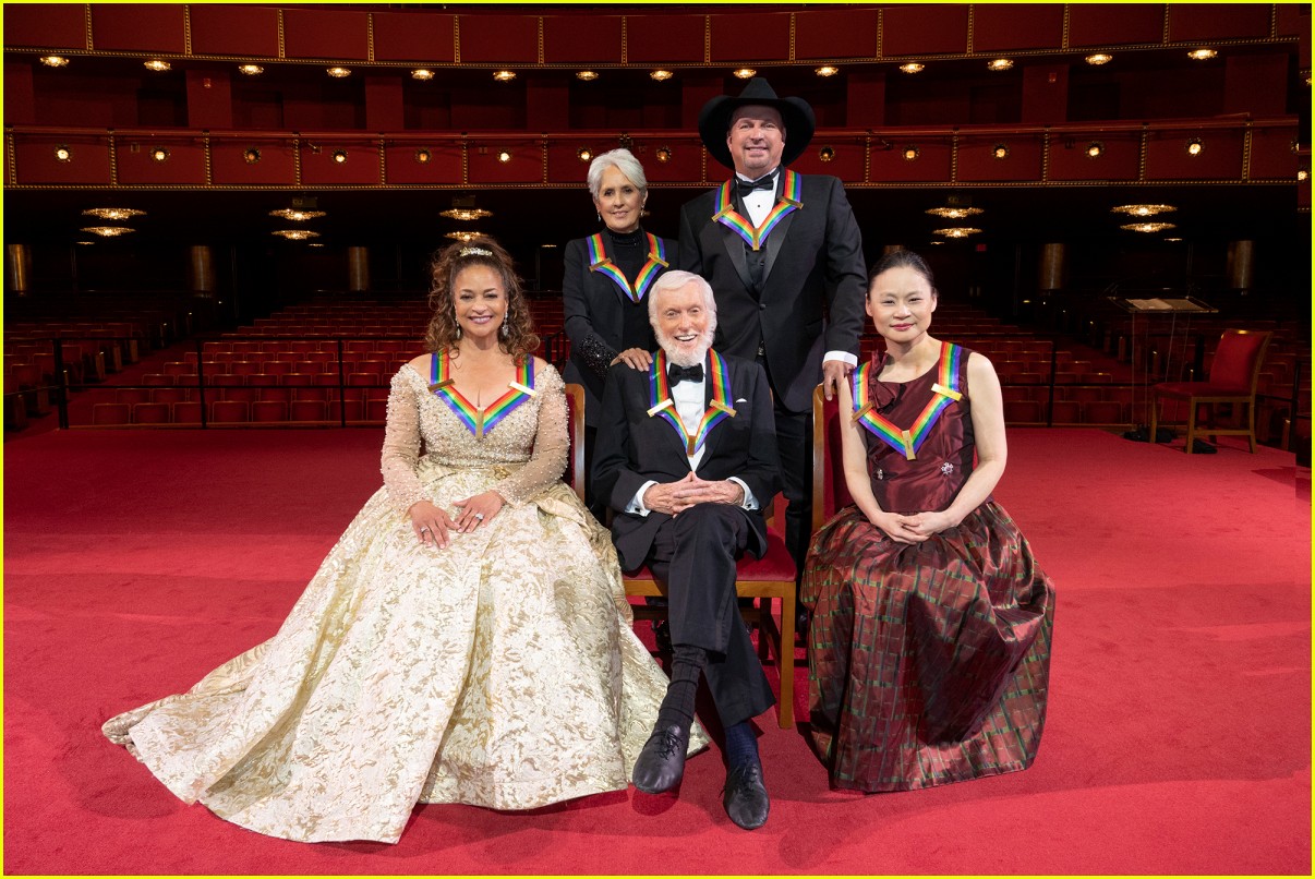 Kelly Clarkson Covers Garth Brooks' 'The Dance' While Honoring Him at