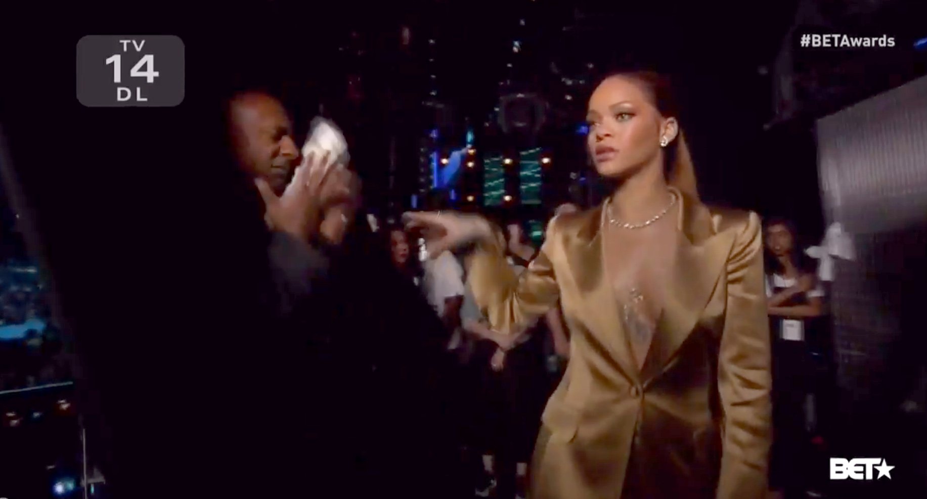 Rihanna Throws Cash At Exec In Staged Bet Awards Moment 2015 Bet