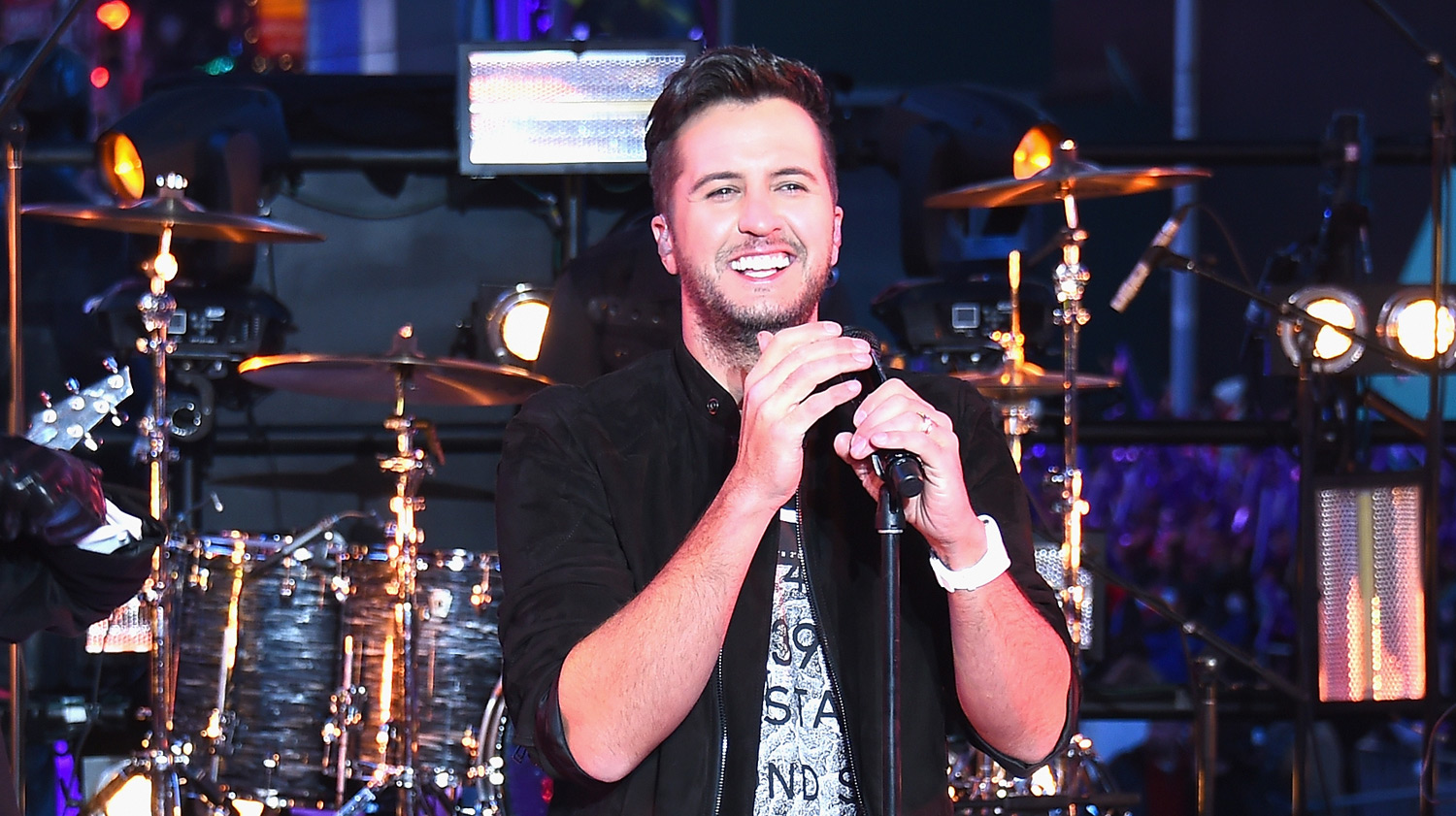 Luke Bryan Performs in Times Square on New Year’s Eve (Video) | 2016 New Year's Eve ...