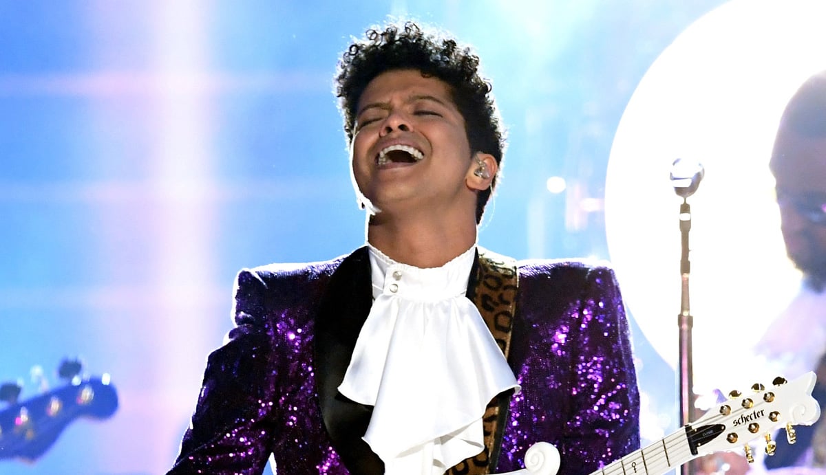 Bruno Mars Pays Tribute to Prince at Grammys 2017 - Watch Now!