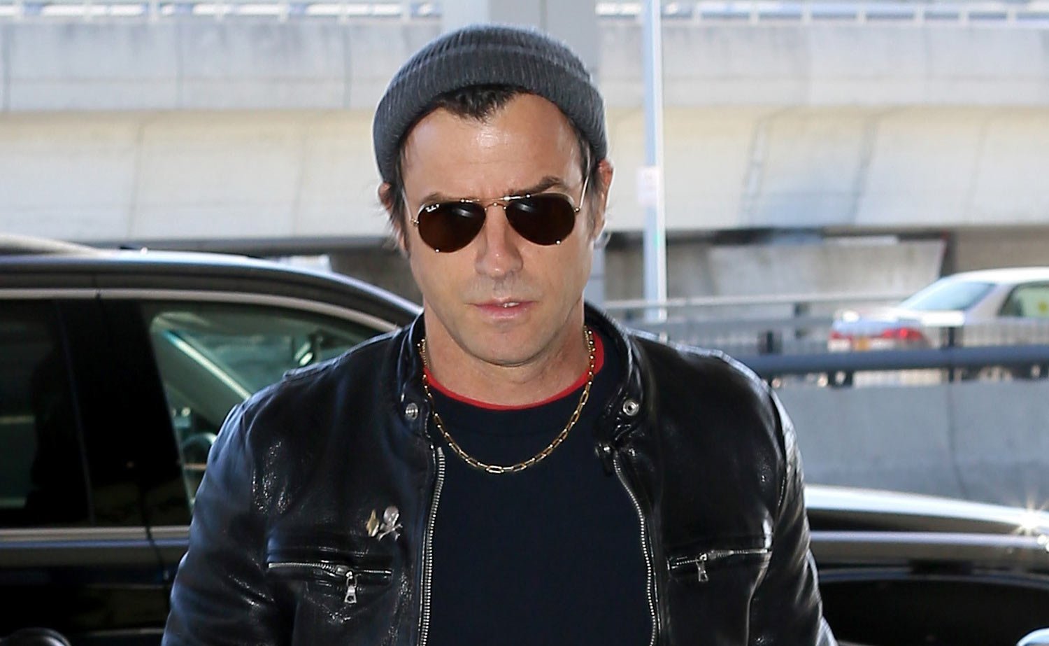 Justin Theroux Shows Off His Cool Airport Style