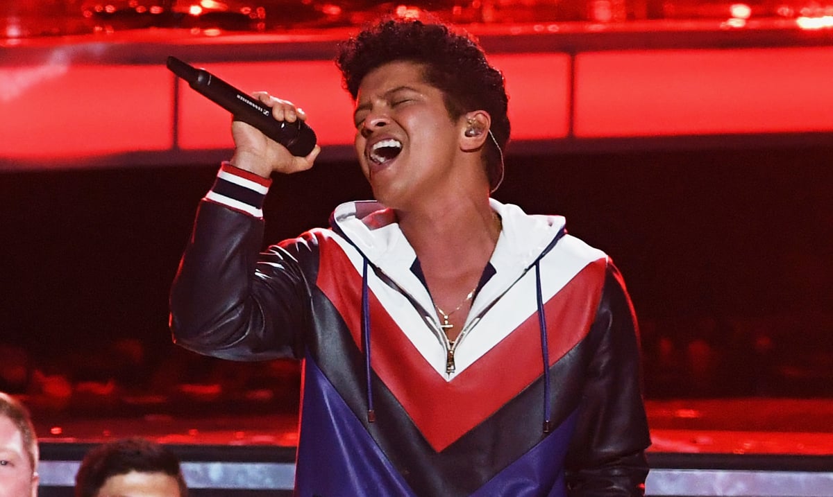Bruno Mars Performs 'That's What I Like' at Grammys 2017 - Watch Now!