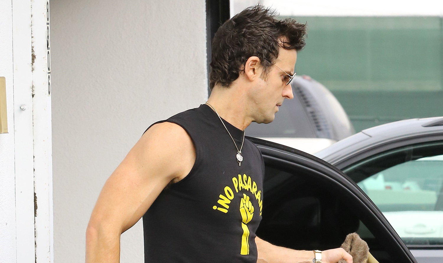 Justin Theroux Puts Muscles on Display in a Tank Top
