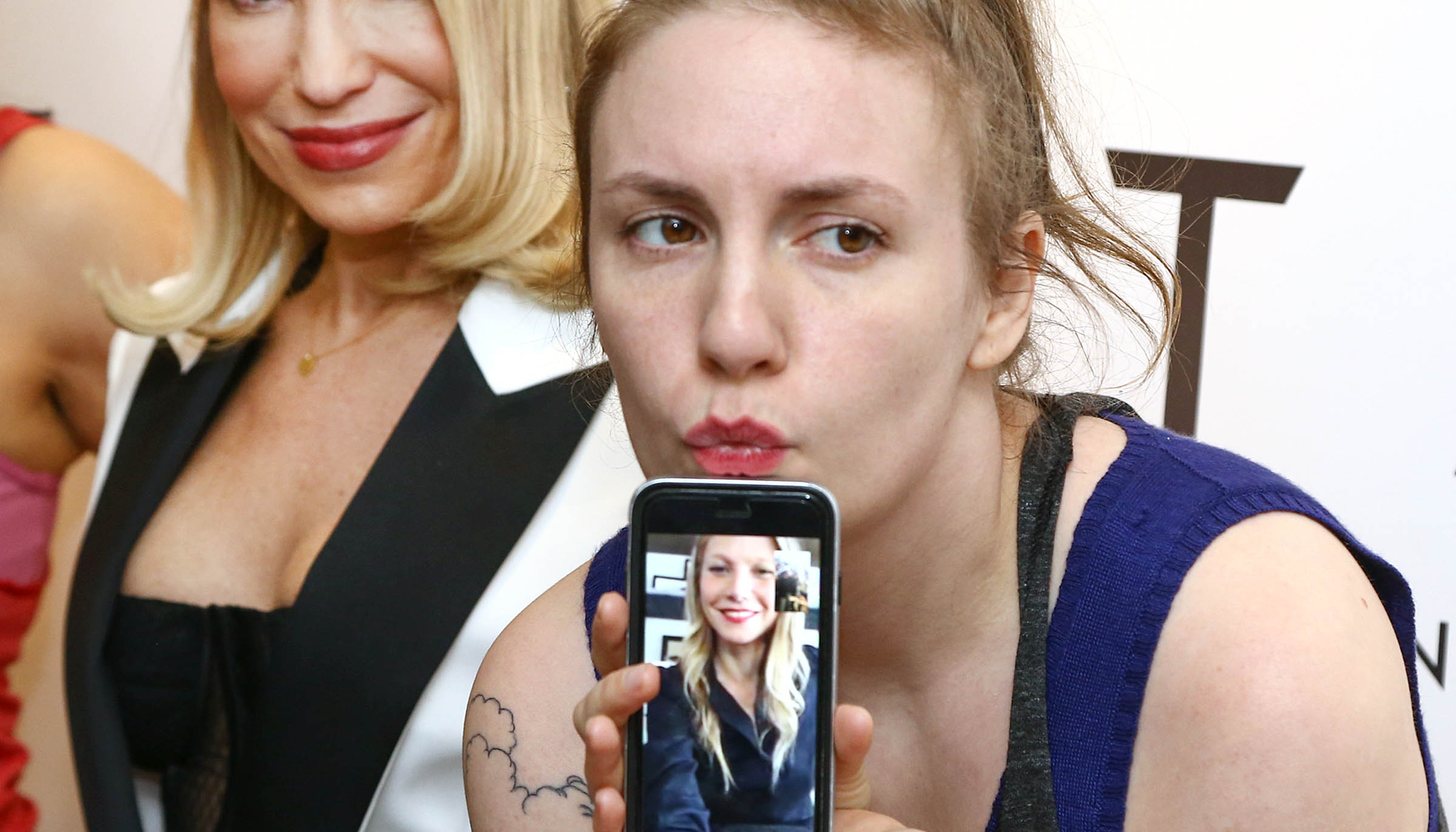 Lena Dunham Facetimes With Gwyneth Paltrow on Red Carpet