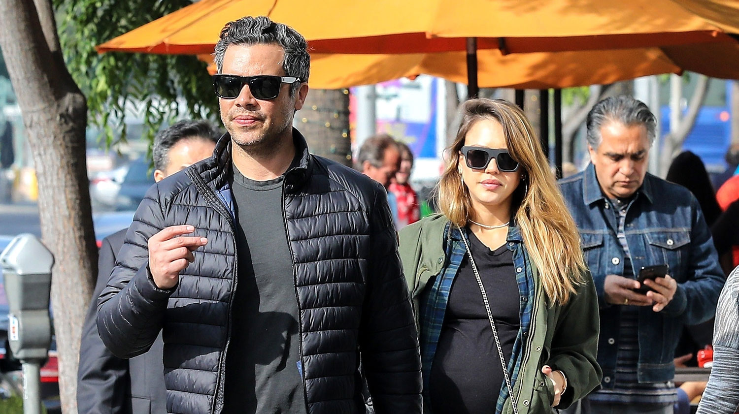 Pregnant Jessica Alba Takes a Holiday Hike With Her Family | Cash