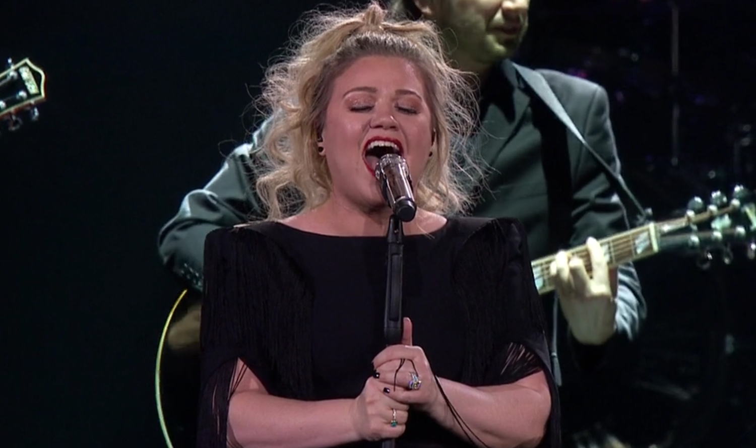 Kelly Clarkson Sings Incredible Cover of Brandi Carlile’s ‘The Joke