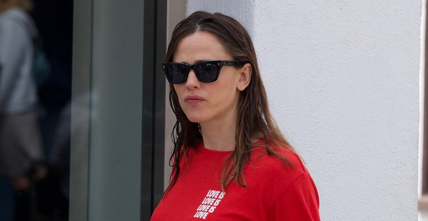 Jennifer Garner Stops by Nail Salon in Los Angeles | Jennifer Garner