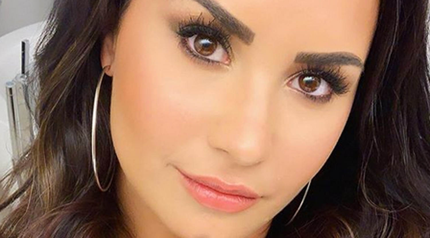 Demi Lovato Shows Off Chic New Bob Haircut We Re Obsessed Demi
