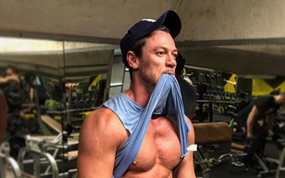 Luke Evans Shows Off His Abs in New Fitness Progress Photo Luke Evans