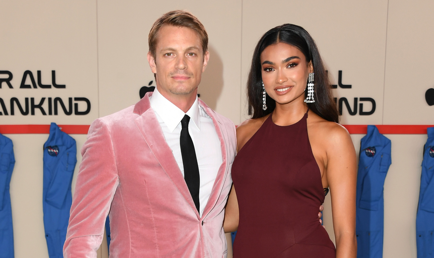 Joel Kinnaman Ex Girlfriend : Joel Kinnaman & Girlfriend Kelly Gale Make Red Carpet ...
