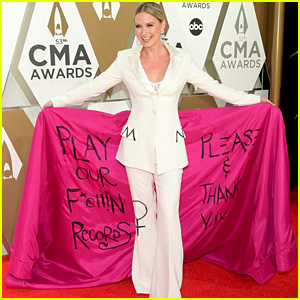 Jennifer Nettles Makes a Feminist Statement With Outfit at CMA Awards 2019: ‘Play Our F–kin Records!’