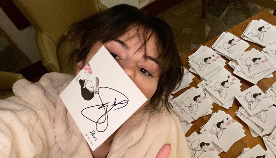 Selena Gomez Spends Christmas Signing 4,000 Copies of New Album ‘Rare’ | 2019 Christmas, Selena ...