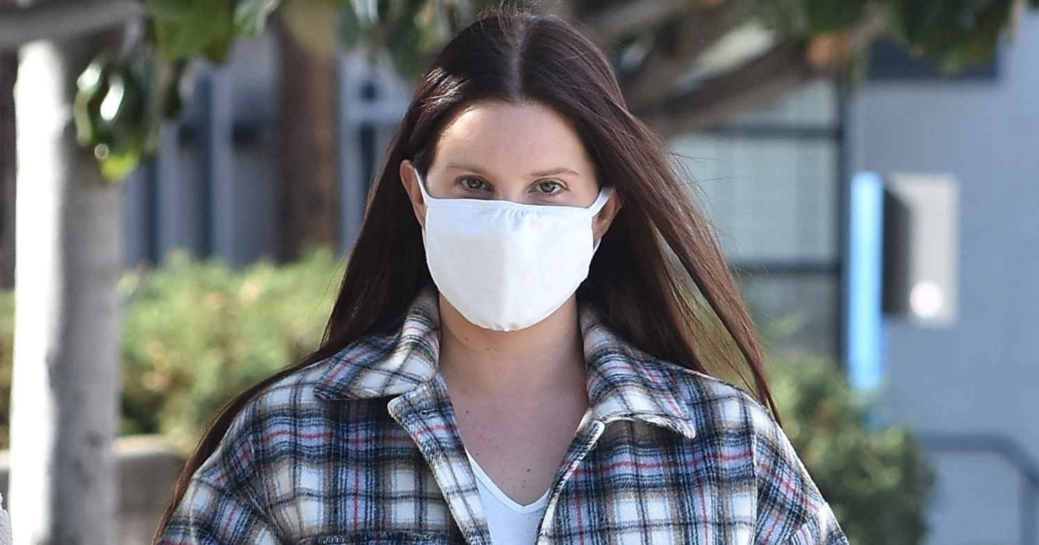Lana Del Rey Meets Up with a Friend for Coffee in Studio City | Lana