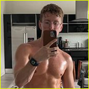 Tyler Oakley Bares His Abs in Hot Shirtless Selfie!