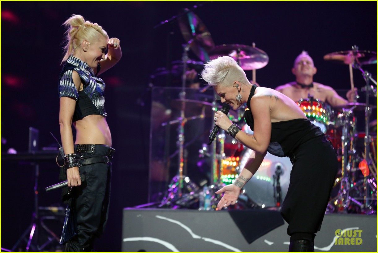 Пинк певица. Pink singer. Пинк делает предложение мужу. Пинк. Сделай пинк.