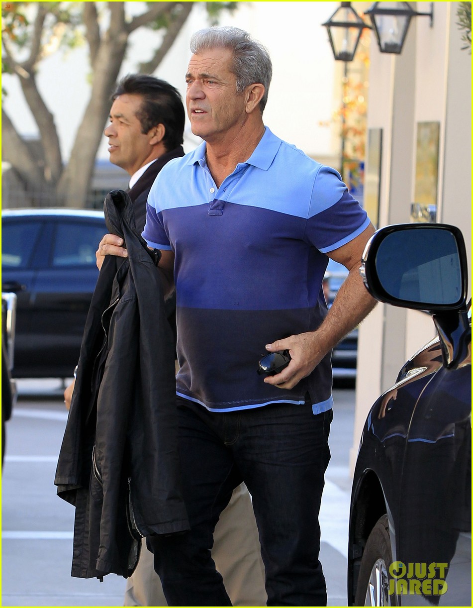 Mel Gibson Steps Out Looking Buff Before the Golden Globes: Photo.