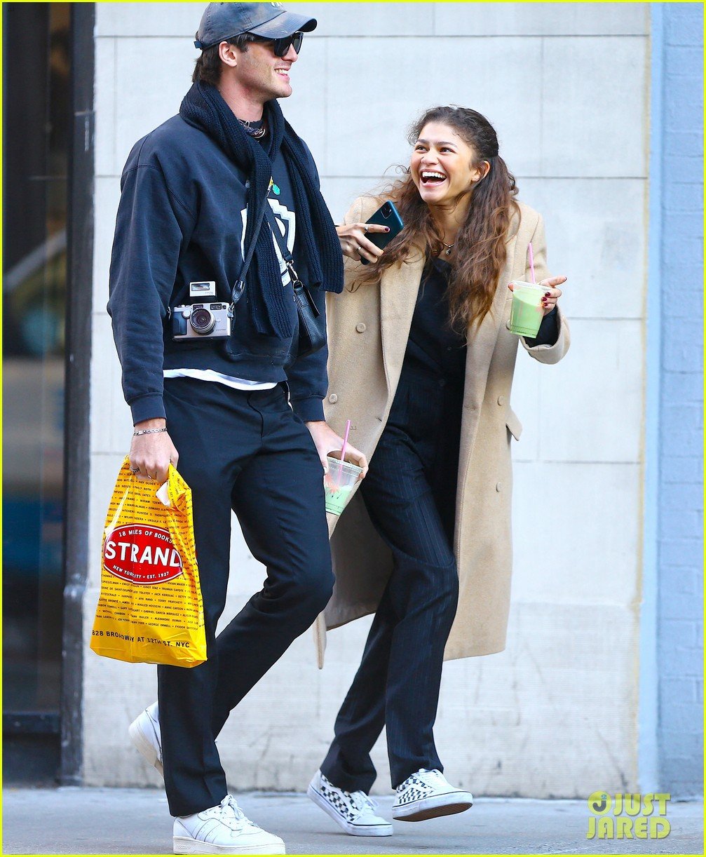 Jacob Elordi Gives Zendaya a Kiss During Casual NYC Outing: Photo 4429097 | Jacob Elordi ...